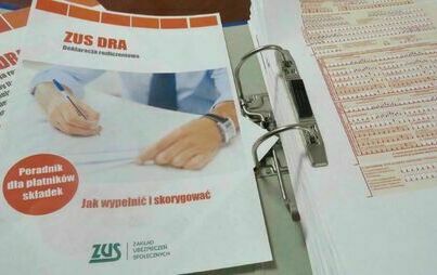 Zdjęcie do Ponad 57 tysięcy firm w regionie ma dług w ZUS-ie. Warto zweryfikować dokumenty rozliczeniowe, być może zaległość się zmniejszy.