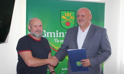 Zdjęcie do Umowa na opracowanie dokumentacji projektowo-kosztorysowej na modernizację piwnicy budynku Szkoły Podstawowej w Sadkach z przeznaczeniem na miejsce doraźnego schronienia (MDS) - podpisana!