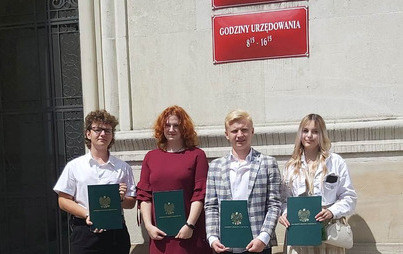 Zdjęcie do Uczniowie z ZSCKR w Samostrzelu z niecodzienną wizytą w MRiRW